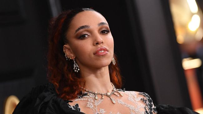 Musisi FKA Twigs menuntut mantan kekasihnya, Shia LaBeouf, atas tudingan kekerasan seksual dan penderitaan tekanan emosional selama mereka berkencan.