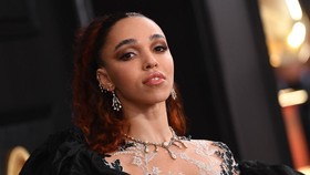 Dinilai Terlalu Seksual, Iklan Calvin Klein FKA Twigs Dilarang Beredar
