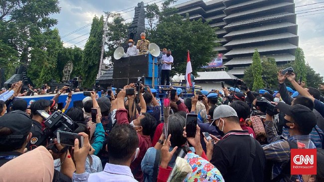 Gubernur Jawa Tengah Ganjar Pranowo mengajak buruh bernyanyi dangdut bersama di tengah aksi demo menolak Omnibus Law UU Ciptaker di Semarang, Senin (12/10)