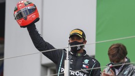 Momen Mengharukan Hamilton Dihadiahi Helm Scumacher