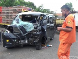 Minibus Terguling di Tol Cikampek, Tiga Orang Tewas
