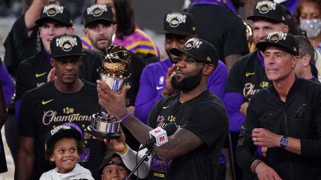 LA Lakers berhasil menjadi juara NBA 2020. Gelar ini jadi persembahan terbaik LeBron James kepada mendiang Kobe Bryant.