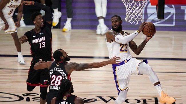 LeBron James berhasil mengantarkan LA Lakers juara NBA 2020. Torehan ini turut membuat James mengungguli Michael Jordan.