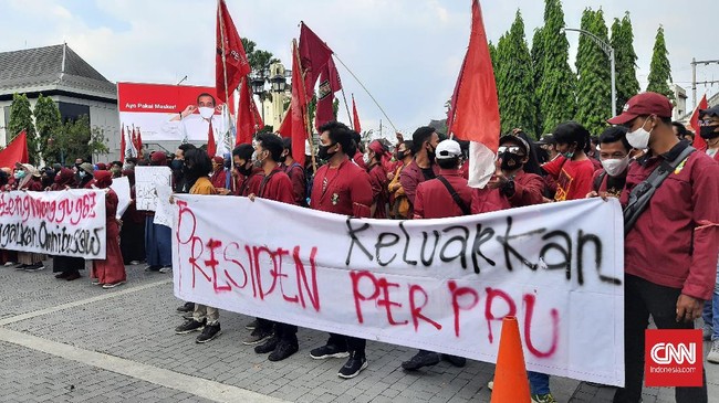 Mahasiswa di Solo dan buruh di Banten mendesak Jokowi menerbitkan Perppu untuk membatalkan UU Cipta Kerja alias Omnibus Law.