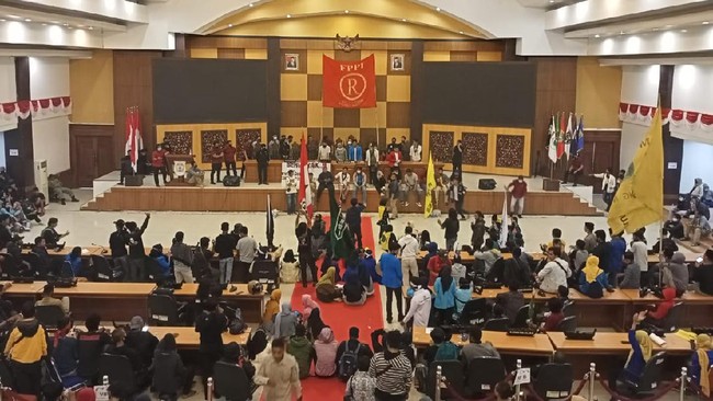 Massa aksi enggan pulang dari kantor DPRD Sulawesi Barat, Mamuju, sebelum pimpinan lembaga legislatif itu ikut menolak Omnibus Law Cipta Kerja.