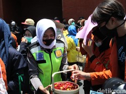 Momen Keakraban Pedemo Tolak Omnibus Law dengan Polisi di Mojokerto