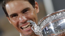 FOTO: Nadal Sejajar Federer Usai Juara Prancis Terbuka