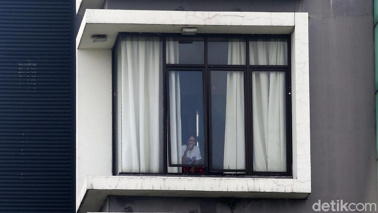 Pasein tanpa gejala COVID 19 menjalani isolasi di The Green Hotel, Kota Bekasi, Jawa Barat, Senin (12/10/2020). Menurut General Manager The Green Hotel Asep Hermasan terdapat 16 pasien OTG yang menjalani isolasi mandiri di hotel ini. Sedangkan selama hotel beroperasi untuk  pasien COVID 19 sudah merawat 20 pasien. 4 orang telah dinyatakan sembuh dan di pulangkan pada Jumat 9 oktober 2020.