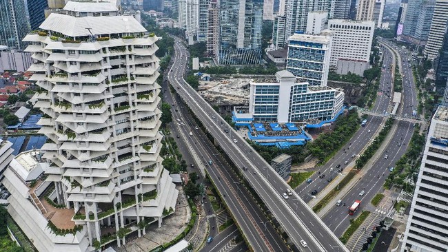 Pembatasan Sosial Berskala Besar (PSBB) Jawa-Bali akan menekan laju ekonomi. Namun, kebijakan tersebut diperlukan untuk menekan penyebaran corona.