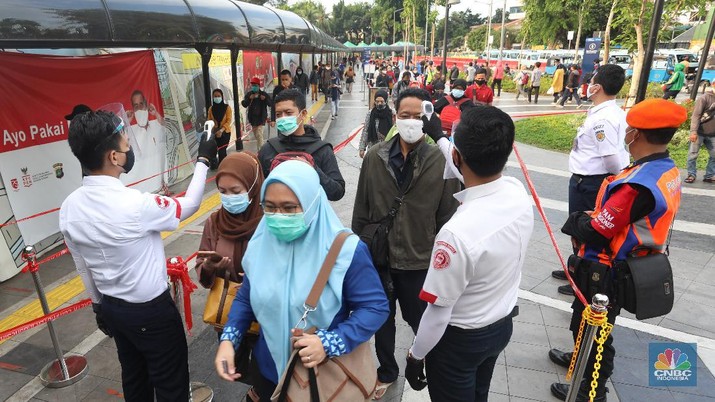 Penumpang kereta commuterline mengantre di Stasiun Tanah Abang, Senin (12/10/2020). Di hari pertama PSBB saat jam pulang kantor Stasiun Tanah Abang terpantau sepi. Antrean penumpang terlihat hanya saat petugas memberlakukan sistem buka tutup untuk mencegah penumpukan penumpang di dalam Stasiun. (CNBC Indonesia/Andrean Kristianto) Penumpang kereta commuterline mengantre di Stasiun Tanah Abang, Senin (12/10/2020). Di hari pertama PSBB saat jam pulang kantor Stasiun Tanah Abang terpantau sepi. Antrean penumpang terlihat hanya saat petugas memberlakukan sistem buka tutup untuk mencegah penumpukan penumpang di dalam Stasiun. (CNBC Indonesia/Andrean Kristianto)