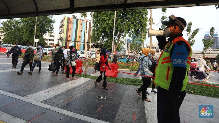 Penumpang kereta commuterline mengantre di Stasiun Tanah Abang, Senin (12/10/2020). Di hari pertama PSBB saat jam pulang kantor Stasiun Tanah Abang terpantau sepi. Antrean penumpang terlihat hanya saat petugas memberlakukan sistem buka tutup untuk mencegah penumpukan penumpang di dalam Stasiun. (CNBC Indonesia/Andrean Kristianto)