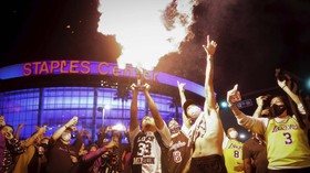 FOTO : Pesta Juara Lakers Berujung Rusuh