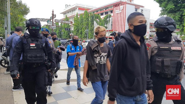 Kapolresta Surakarta Kombes Ade Safri Simanjuntak mengatakan sedikitnya 83 orang ditangkap dan sebagian besar adalah pelajar.