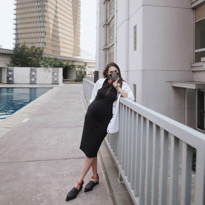 <p>Kalau yang ini saat usia kehamilan Sabai Morscheck mencapai 30 minggu. Sabai pun memberi kode pada sang suami untuk liburan. (Foto: Instagram @sabaidieter)</p>