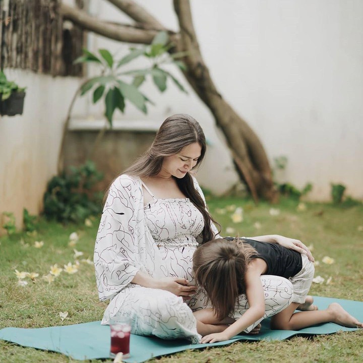 <p>Momen saat anak pertama Sabai dan Ringgi, Bjorka, mencium perut sang Bunda. <em>So sweet</em> ya. (Foto: Instagram @sabaidieter)</p>