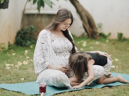 7 Foto Sabai Morscheck Hamil Anak Kedua, Makin Cantik dan Glowing