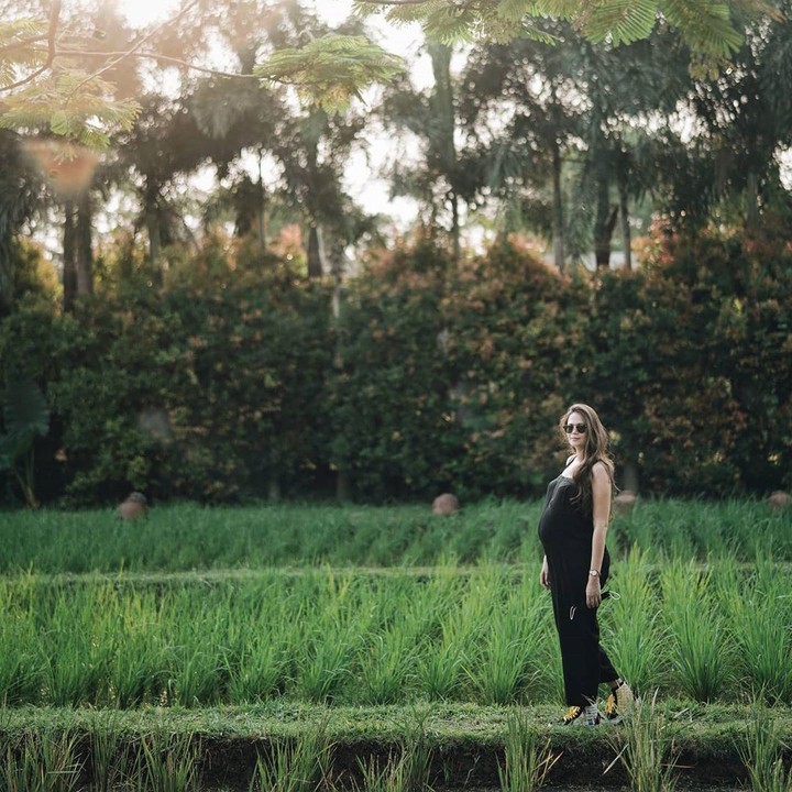 <p>Sabai saat berfoto dengan latar belakang sawah di usia kehamilan 33 minggu. Makin cantik dan glowing ya, Bunda. (Foto: Instagram @sabaidieter)</p>