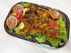 SeeJontor : Huaah! Enaknya Ayam Bakar  Sambal Super Pedas di Kantin DPR