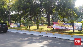 Spanduk KAMI Tunggangi Demo Buruh-Pelajar Terpasang di Jakpus