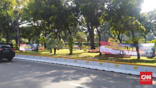 Spanduk berisi tudingan KAMI dibalik aksi demonstrasi menolak Omnibus Law Ciptaker terpasang di sejumlah titik di Jalan Medan Merdeka Barat.