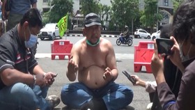 VIDEO: Cegah Penularan Covid-19, Buruh Unjuk Rasa Sendirian