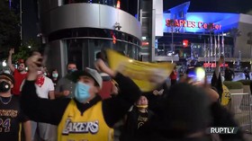 VIDEO: Polisi Bubarkan Pesta Pendukung LA Lakers di Jalan