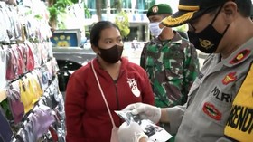 VIDEO: Petugas Razia Penjual Masker Scuba