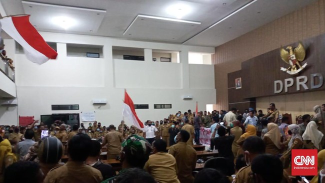 Ribuan PNS Kota Tidore mengamuk dan nyaris memukul anggota DPRD saat berunjuk rasa memprotes pemangkasan anggaran Tunjangan Tambahan Penghasilan (TTP).
