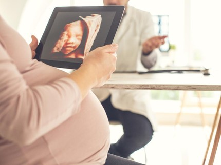 Tak Cuma Menangis, Bayi dalam Kandungan Juga Bisa Tersenyum Bunda