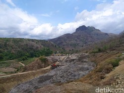 Terancam Tenggelam, Makam Warga di Waduk Bendo Dipindah