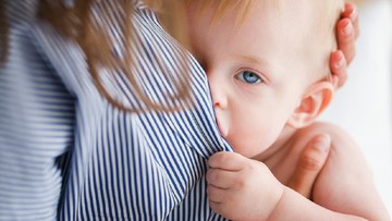 POSISI MENYUSUI BAYI GAYA SEPAK BOLA