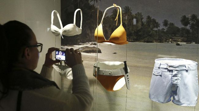 Sebanyak dua pasang bikini di salah satu film legendaris James Bond Dr No, bakal dilelang dengan nilai bisa tembus setara Rp7,3 miliar.