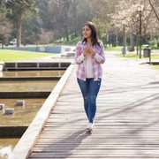 Cukup Jalan Kaki Saja Bisa Bantu Turunkan Berat Badan dan Kecilkan Perut Buncit, Ini 4 Alasannya!