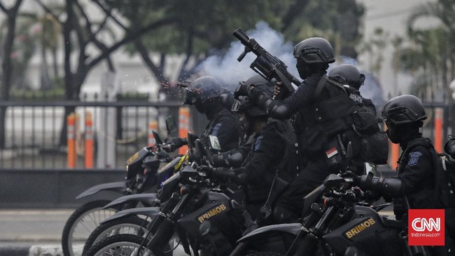 Dalam sejumlah aturan, baik undang-undang maupun peraturan internal Polri, tercantum dengan tegas bahwa anggota Korps Bhayangkara harus menjunjung tinggi HAM.