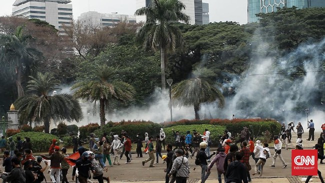 Seorang pedemo yang masih berstatus pelajar menangis saat ditangkap polisi di daerah Kebon Sirih, Jakarta Pusat. Dia mengaku berasal dari Bogor.