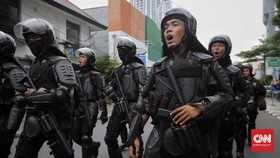 Brimob Nyanyi Lagu 'Terpesona' Usai Bubarkan Massa Aksi