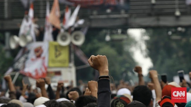 Kapolres Jakarta Pusat sempat menyerukan massa demonstran 1310 mematuhi protokol kesehatan. Seruan di tengah orasi itu dibalas sorakan dari para demonstran.