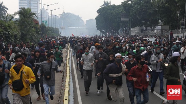 Polisi melabeli 500 orang yang mayoritas dari kalangan pelajar itu sebagai kelompok anarko.