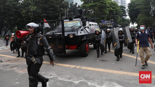 Cuitan akun Humas Polri agar warga tak ragu melaporkan tindak kriminal diserbu timpalan keluhan netizen soal kinerja buruk polisi.