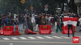 Polisi Temukan Ketapel, Batu dan Golok Saat Demo 1310