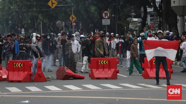 Ketapel, Golok dan batu ditemukan di tas milik sejumlah pedemo yang menolak omnibus law pada Selasa (13/10).