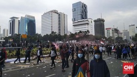 Diminta Bubar, Massa di Patung Kuda Lempar Botol ke Aparat