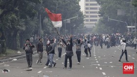FOTO: Demo 1310 Tolak Omnibus Law Berakhir Ricuh