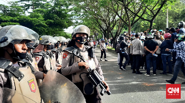 Sebanyak 13 mahasiswa peserta demo ricuh menolak Omnibus Law di Universitas Pattimura, Ambon, diamankan polisi.