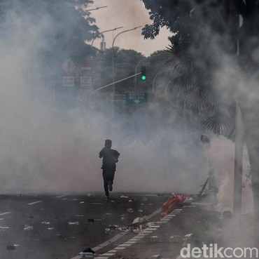 Kena Gas Air Mata Saat Demo? Lakukan Langkah-langkah Ini