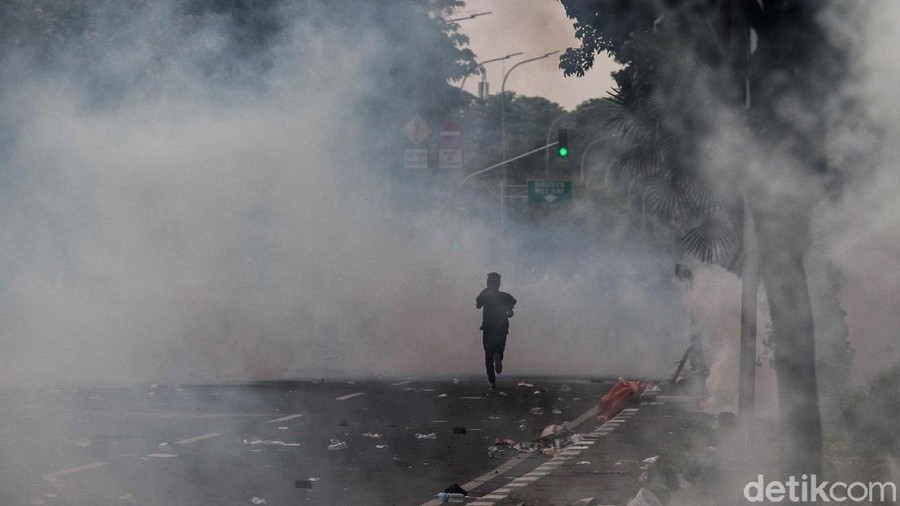Dibubarkan Polisi, Massa Demo Berujung Ricuh Kocar-Kacir Polisi terus membubarkan massa aksi unjuk rasa berujung rucuh di kawasan Gambir. Massa pun kocar-kacir saat polisi tembakkan gas air mata