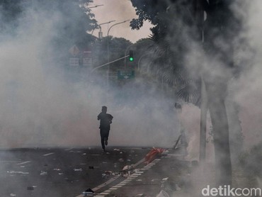 img-title Kena Gas Air Mata Saat Demo? Lakukan Langkah-langkah Ini