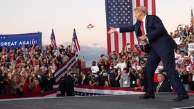 FOTO: Trump Lempar Masker di Kampanye Usai Sembuh Covid-19