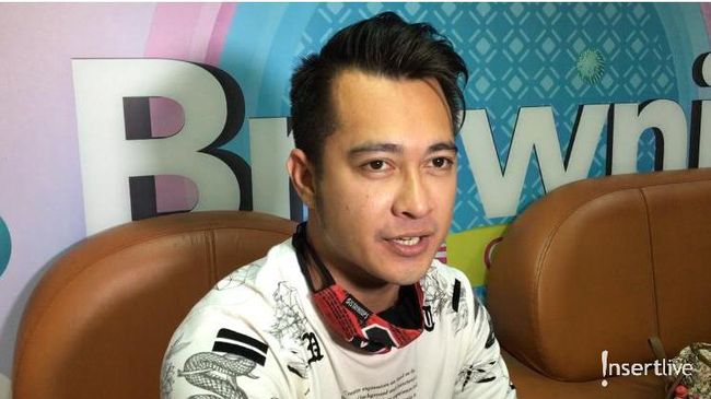 Eza Gionino Buka Suara usai Dikaitkan dengan Buku Broken Strings Milik Aurelie