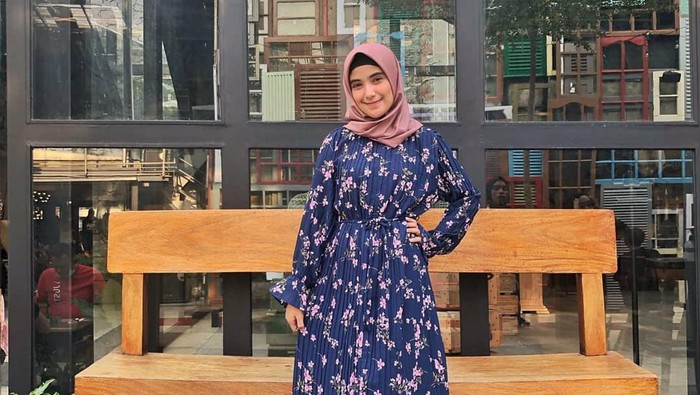 4 Model Gamis Cantik Dan Modern Ala Nadya Mustika